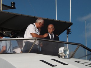 Bernard Cazeneuve sur une embarcation de la gendarmerie nationale à Mayotte le 19 juin 2014