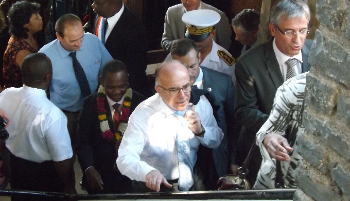 Bernard Cazeneuve à la préfecture de Mamoudzou
