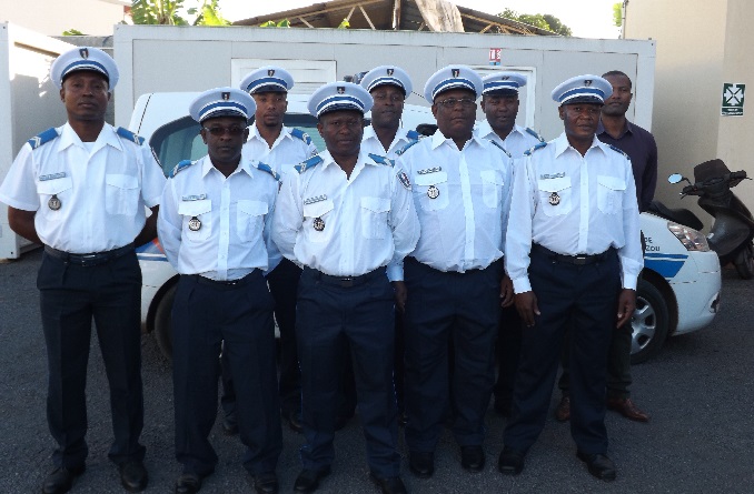 Les sept policiers municipaux de Mamoudzou qui ont prêté serment avec le responsable adjoint et le conseiller municipal Nassuf Adeni Daroueche