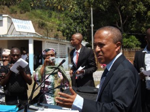 Seffoudine Inzoudine, le président d'Inter Iles Air, sur le tarmac de Mohéli, le 17 août 2014