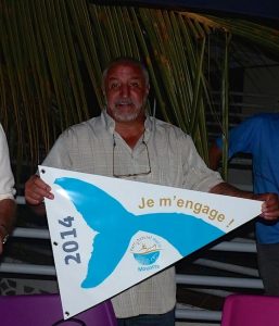 Régis Masséaux brandit le fanion qui flottera sur le bateau des signataires