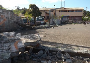 Le mur d'enceinte détruit par des vandales