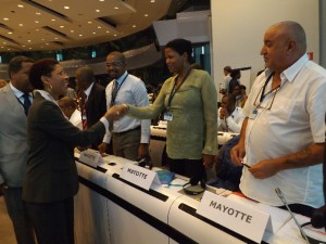 George Pau Langevin, la ministre des Outre-mer, salue la délégation mahoraise à Bruxelles lors du forum des RUP en septembre 2014