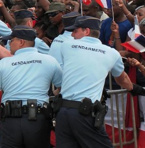 Gendarmes foule