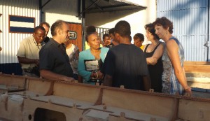 Discussion entre la ministre, le professeur et des jeunes autour du bateau en chantier, le 13 octobre 2014