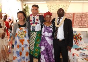 Monique Grimaldi et Philippe Laycuras en jeunes mariés avec le vice-président du Comité du tourisme Attoumani Harouna