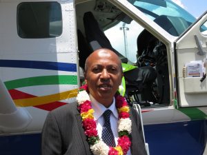 Inzoudine Seffoudine devant son premier Cessna