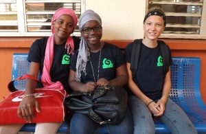 Floraa, Daphney et Tara, satisfaites de ce T-shirt dans lequel, finalement, elles ne sentent "pas si moches"!