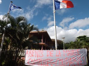 Protestation des partisans de la liste perdante devant la mairie de Dembéni après les élections municipales