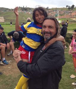 Thierry Louvet, ancien joueur de rugby à XV et aujourd'hui entraîneur, lors d'une opération auprès d'enfants de l'asso Rugby French Flair en Amérique du Sud