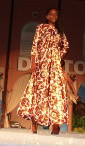 Des tissus locaux pour une robe de soirée