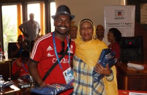 Soraya Abdourroihamane, directrice de la jeunesse et sport au conseil général félicite Alikarhine Ayouba, le chef de la délégation