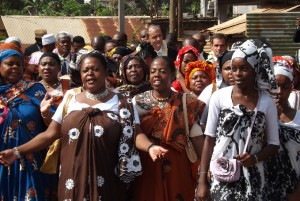 Chiconi L'arrivée du préfet Seymour Morsy accompagné par les chants des femmes du village