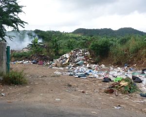 Ces amas de déchets brûlés comme à Chirongui ne devraient plus être qu'un mauvais souvenir