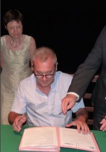 Etienne Morel lors de la signature avec le CHU de La Réunion (à ses côtés, Chantal de Singly, directrice ARS OI)