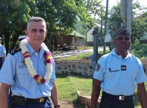 Le général de corps d'armée Bertrand Soubelet accueilli par la major Boura