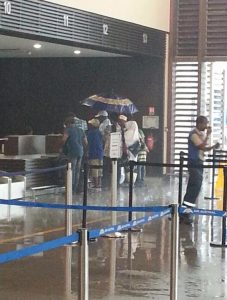 Des parapluies indispensables à l'intérieur de l'aérogare