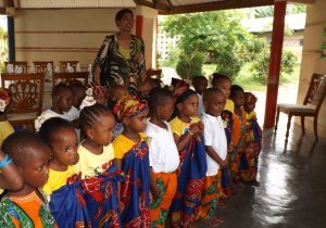 George Pau Langevin à Mayotte en février 2014 avec des enfants de l'école maternelle. La jeunesse, toujours une priorité pour 2015
