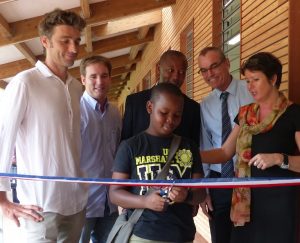 Inauguration par un élève, entouré de la VIce-recteur du principal et des architectes