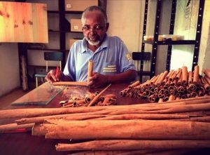 Abdourahamane Ahamada prépare ses bâtonnets de cannelle pour le Salon © Saveurs et senteurs de Mayotte