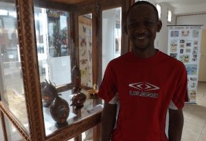 Ali Hassan Mcolo présente ses créations en bois de coco ou de baobab