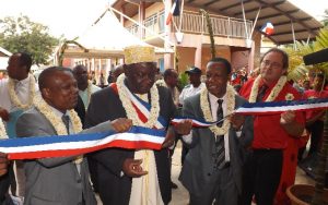Le maire coupe le ruban pour l'inauguration officielle du nouveau bâtiment de l'école de Cavani