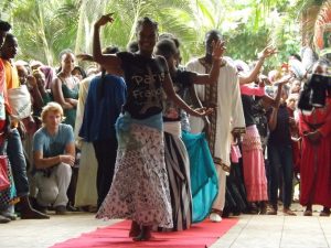 Danses orientales sur le tapis rouge du collège de Doujani pour la semaine interculturelle