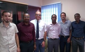 Harouna Colo et Thierry Galvain (2è et 3è à gauche) entourés de l'équipe municipale