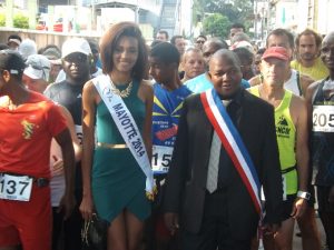 Miss Mayotte et Mohamed Tani Ousseni, adjoint chargé des sports à Mamoudzou, venus donner le départ de l'épreuve