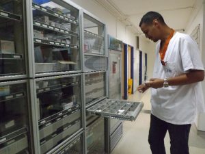 Nizard Béjaoui, pharmacien au CHM, recharge l'armoire en médicaments