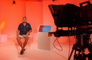Eric Loosveldt, le directeur de production, sur le plateau équipé d'éclairages LED comme en métropole