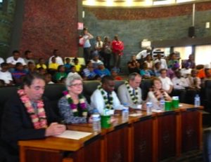 Le délégation de personnalités à Mayotte. Michel Destot au premier plan à gauche