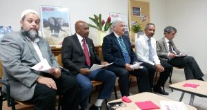 Les représentants des actionnaires d'Ewa (Issoufali, CCI et Air Austral) entourent Jean-François Devaux