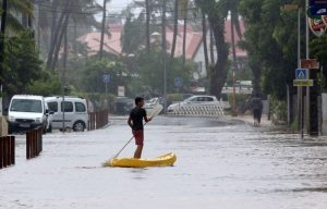 En paddle dans les rues des villes de l'ouest réunionnais pendant la tempête Haliba