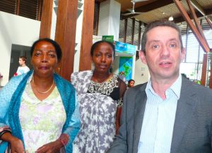Jérôme Despey avec Laïni Mogné-mali (à gauche) et Saboutia Abdourahamane (Jardin d'Eden)