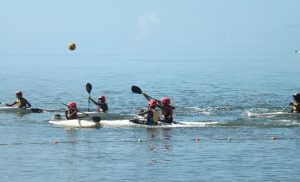 Un tournoi organisé avec des kayaks conçus spécialement pour le polo