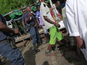 Un périmètre de sécurité maintenu, avec menace de bombe lacrymogène