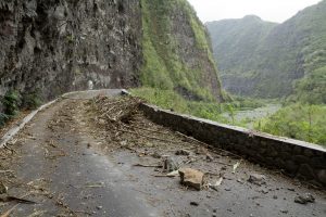 Eboulis sur la route de Cilaos, à hauteur de l'îlet Furcy. La circulation a été rouverte en fin d'après-midi
