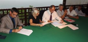 Les représentants de la grande distribution de Mayotte signent le bouclier qualité prix avec le préfet Seymour Morsy
