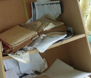 Quelques étagères de livres sauvées, mais en mauvais état