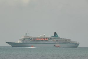 Débarquement des croisiéristes de l'Europa à Mayotte en février 2013