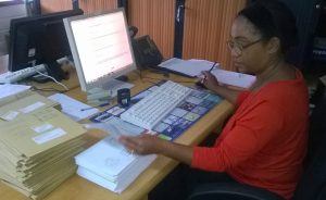 Patricia Ricly au traitement du courrier