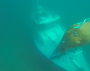 La pilotine par prés de 20m de fond. Les opérations de renflouage commencent