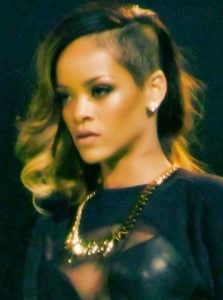 Rihanna lors du Diamonds world tour de 2013 (crédits : Wiki commons)