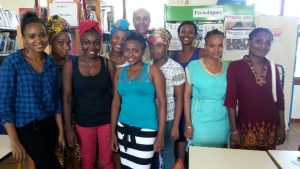 Les étudiantes en BTS 1 hôtellerie-restauration avec leur prof d'éco-gestion Francis Sune et la prof-documentaliste Naymi Hanami