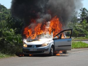 Voiture en flamme Passamainty l'incendie2