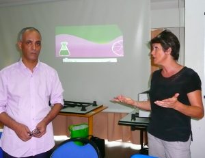 La vice-recteur Nathalie Costantini remercie Kenzou Mohamed pour son implication