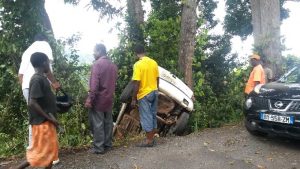 Un accident vient de se produire sur une route à l'intérieur de Mayotte en novembre 2014