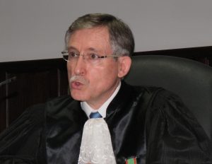 Christian Coux, président des deux Chambres régionales, à Mayotte en 2013