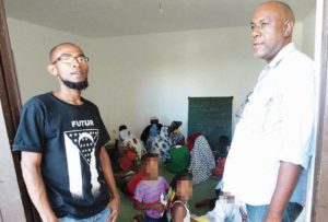 Karimou Bacar (à gauche) et Georges-Marie Siconine de l'association Ouragan, devant l'entrée d'une Madrasa à Saint-André